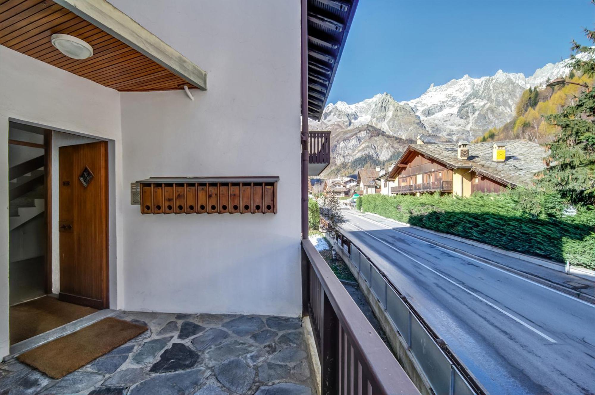 Casa Entreves - Ristrutturata Con Parcheggio クールマイユール エクステリア 写真