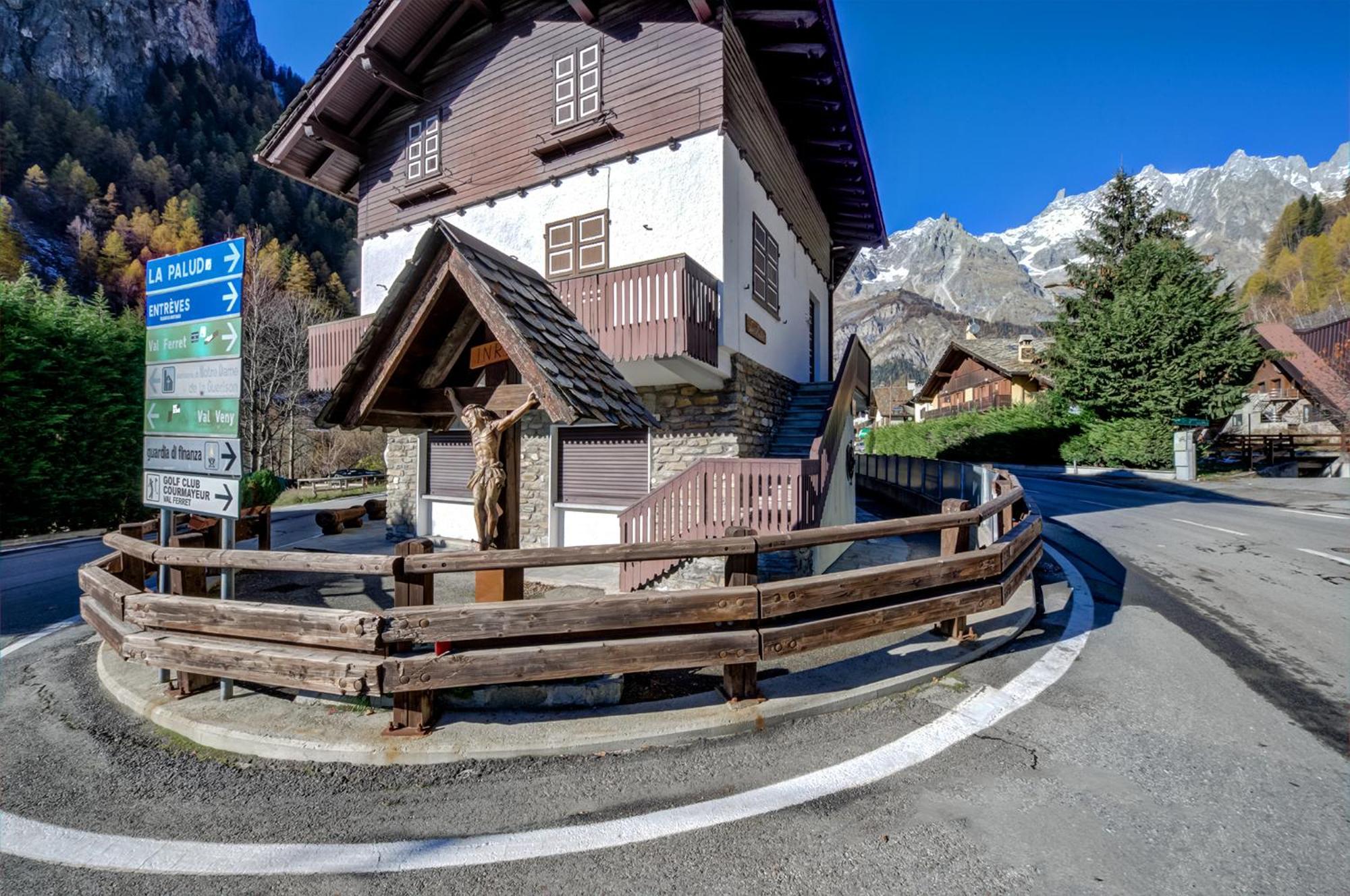 Casa Entreves - Ristrutturata Con Parcheggio クールマイユール エクステリア 写真